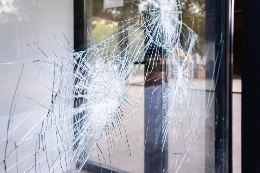 Vitre brisée suite à un impact nécessitant une intervention de vitrerie à Amiens